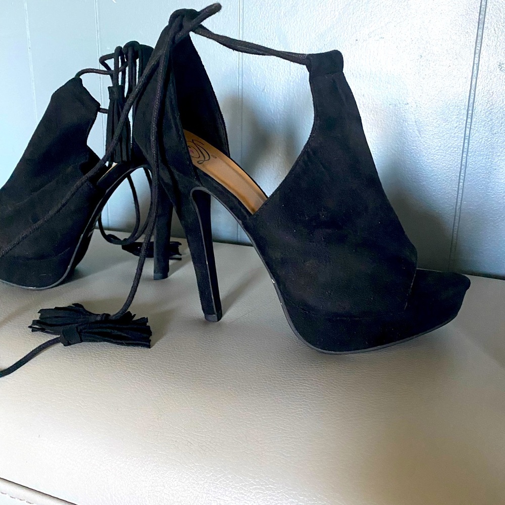 Sz 7 Delicious platform tie heels